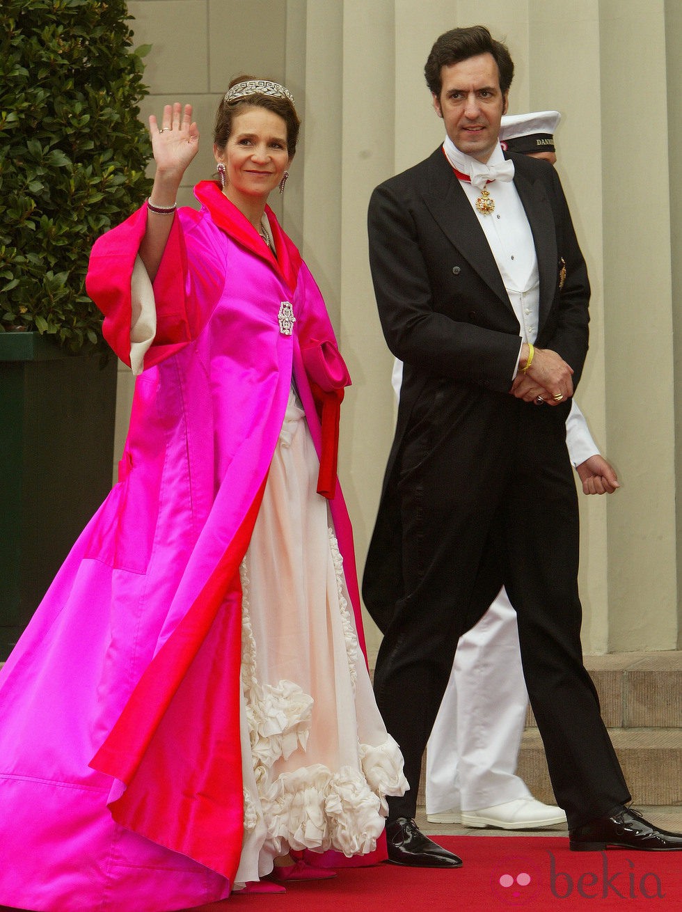 La Infanta Elena con vestido largo en blanco roto y abrigo en rosa capote