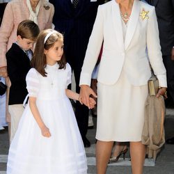 La Infanta Elena con traje sastre blanco roto