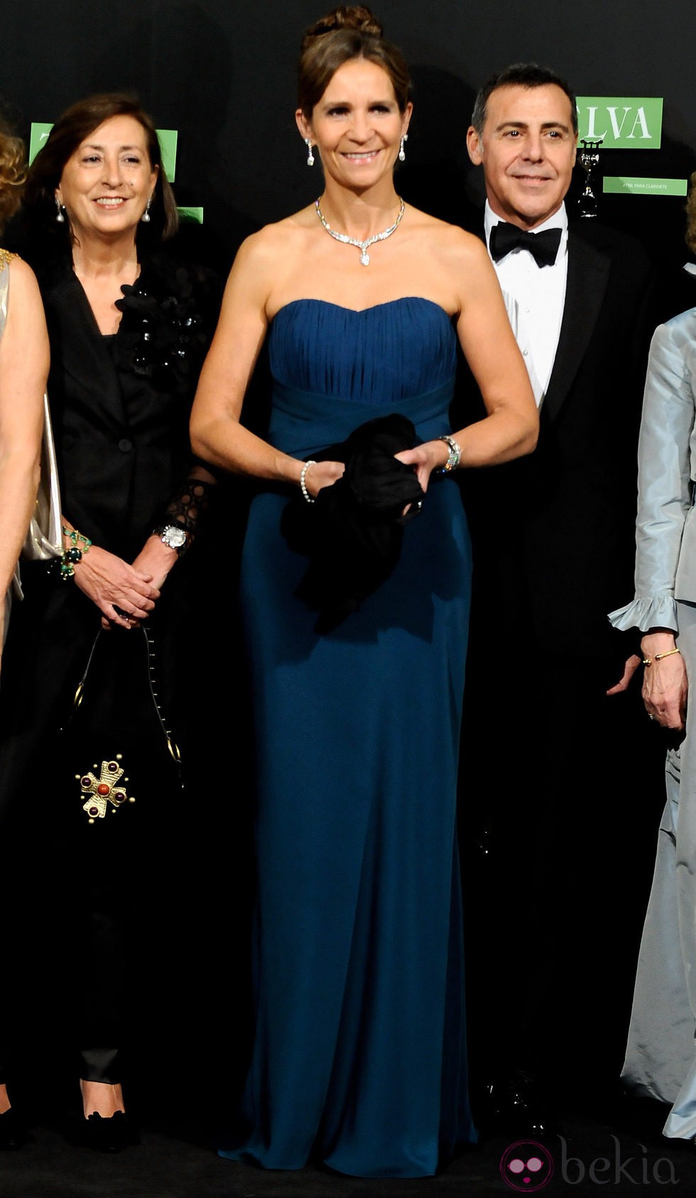 La Infanta Elena con vestido largo en azul noche