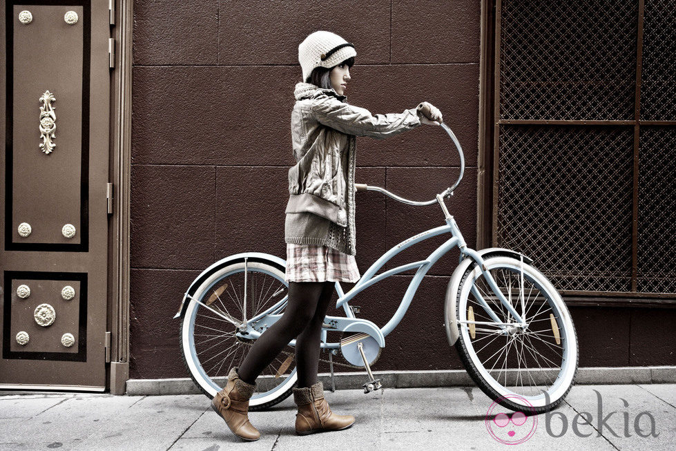 Angy posa para Refres con una bicicleta
