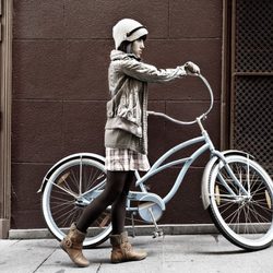 Angy posa para Refres con una bicicleta