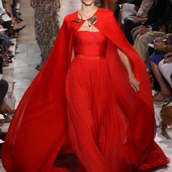 Diseño rojo Alta Costura, de Giambattista Valli