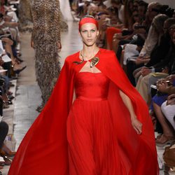 Diseño rojo Alta Costura, de Giambattista Valli