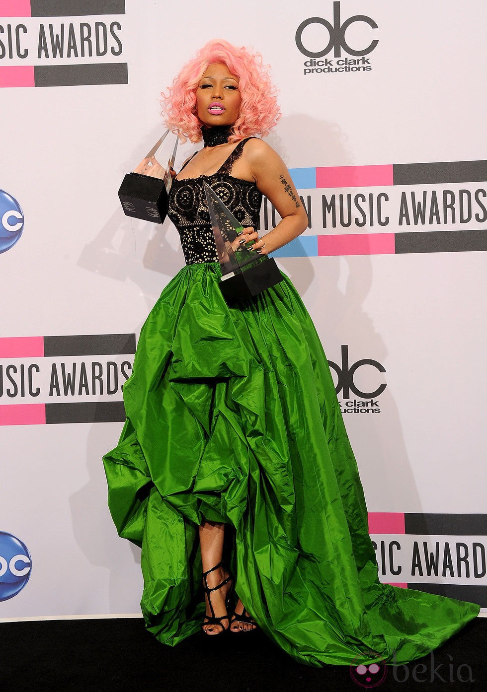 Nicky Minaj con vestido de gala verde y negro