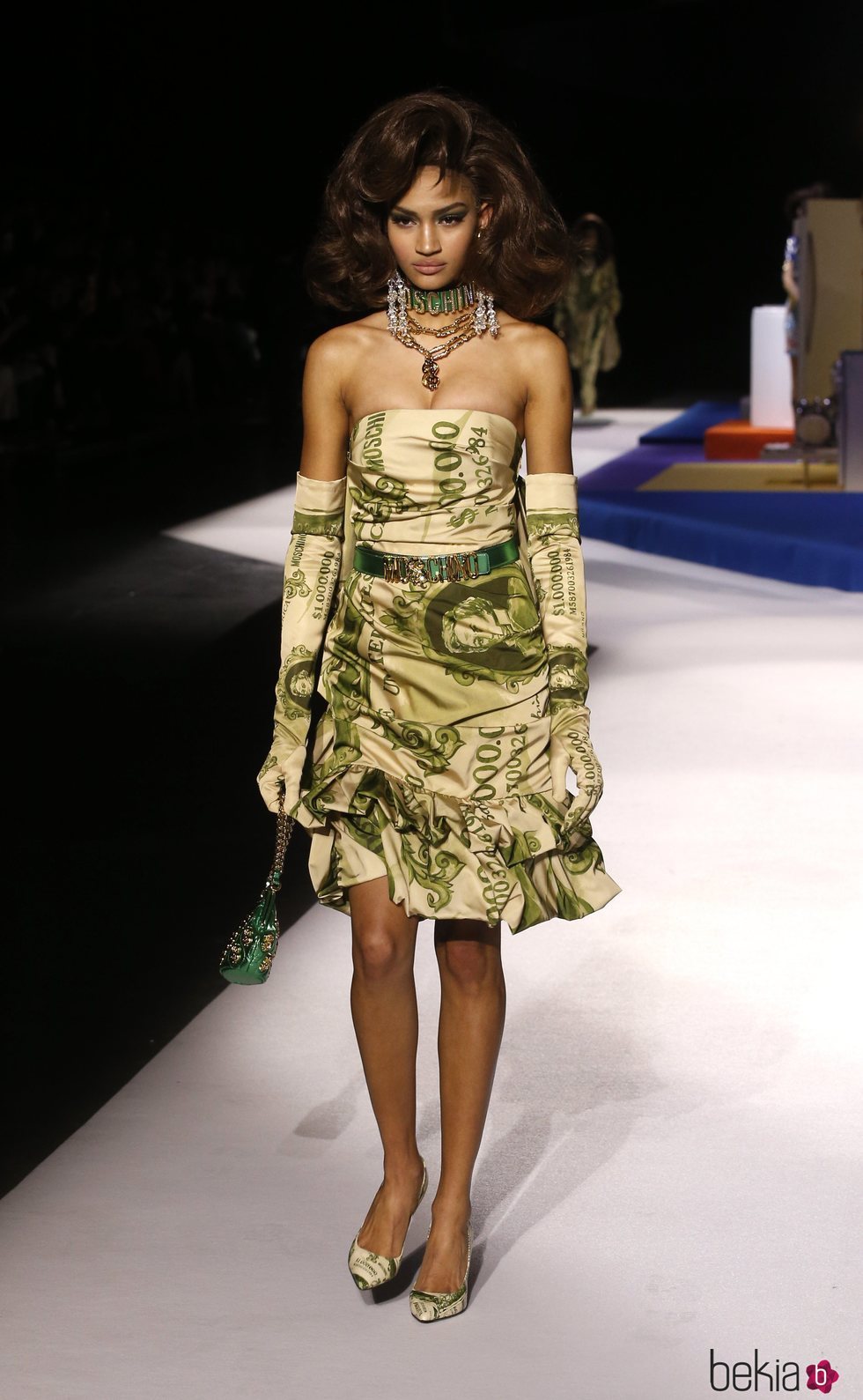 Vestido con estampado de billetes de Moschino otoño/invierno 2019 en el desfile de la Milan Fashion Week
