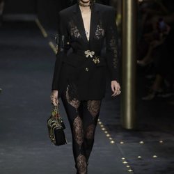 Kendall Jenner desfilando con una blazer negra de Moschino otoño/invierno 2019/2020 en la Milán Fashion Week