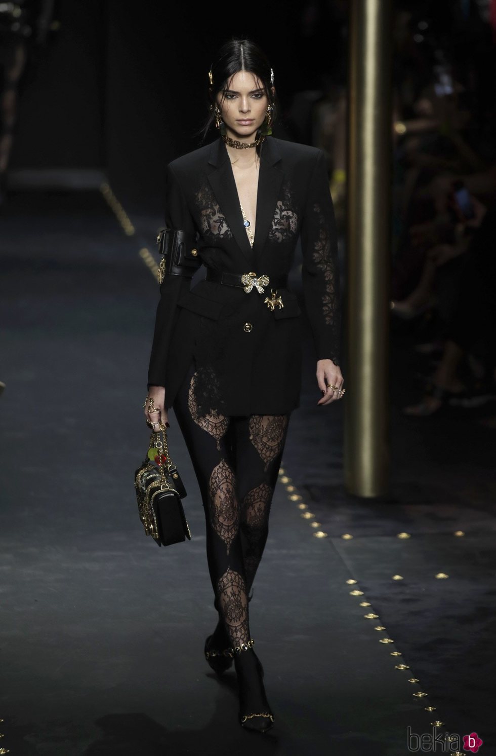 Kendall Jenner desfilando con una blazer negra de Moschino otoño/invierno 2019/2020 en la Milán Fashion Week