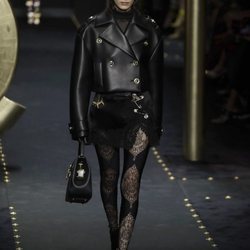 Bella Hadid desfilando con un look total black de Moschino otoño/invierno 2019/2020 en la Milán Fashion Week