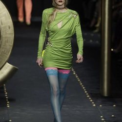 Vestido mini asimétrico verde de Moschino otoño/invierno 2019/2020 en la Milán Fashion Week