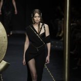 Gigi Hadid desfilando con un vestido asimétrico negro de Moschino otoño/invierno 2019/2020 en la Milán Fashion Week
