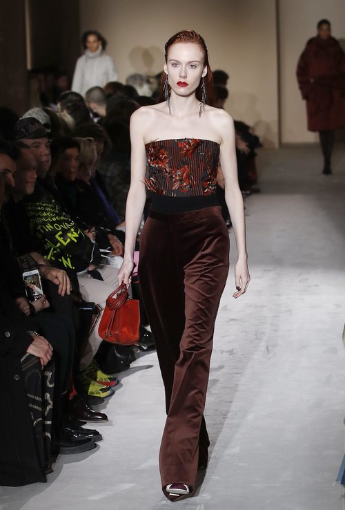 Modelo con un pantalon marrón de Salvatore Ferragamo en la semana de la moda de Milán 2019