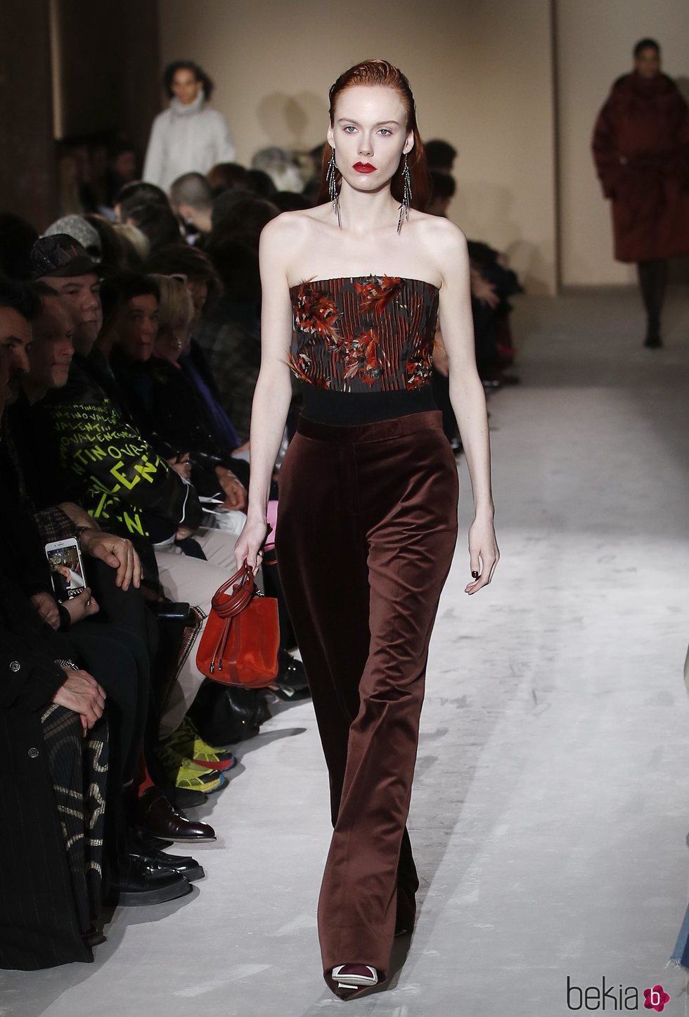 Modelo con un pantalon marrón de Salvatore Ferragamo en la semana de la moda de Milán 2019