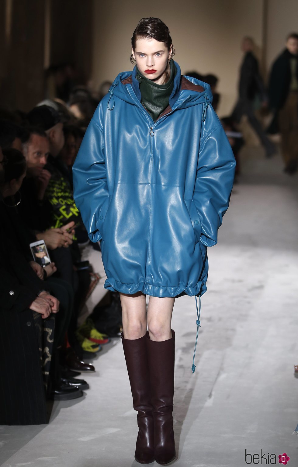 Modelo con un abrigo azul  de Salvatore Ferragamo en la semana de la moda de Milán 2019