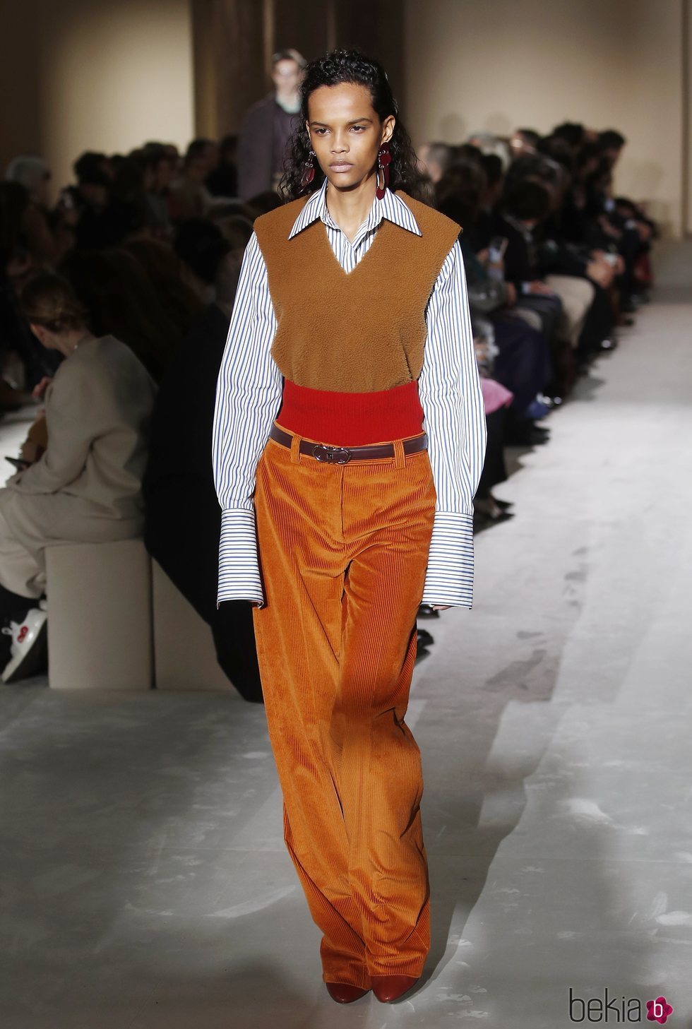 Modelo con un look anaranjado  de Salvatore Ferragamo en la semana de la moda de Milán 2019