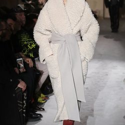 Modelo con un abrigo blanco de Salvatore Ferragamo en la semana de la moda de Milán 2019