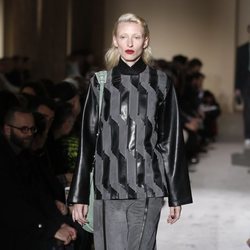 Modelo con un conjunto gris y negro de Salvatore Ferragamo en la semana de la moda de Milán 2019