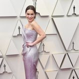Emilia Clarke con un vestido malva de pedrería de Balmain en la alfombra roja de los Premios Oscar 2019