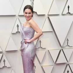 Emilia Clarke con un vestido malva de pedrería de Balmain en la alfombra roja de los Premios Oscar 2019