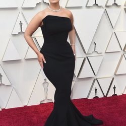 Ashley Graham con un vestido negro palabra de honor y cola de sirena en la alfombra roja de los Premios Oscar 2019
