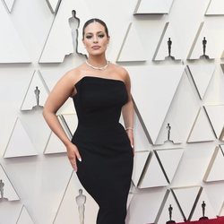 Ashley Graham con un vestido negro palabra de honor y cola de sirena en la alfombra roja de los Premios Oscar 2019