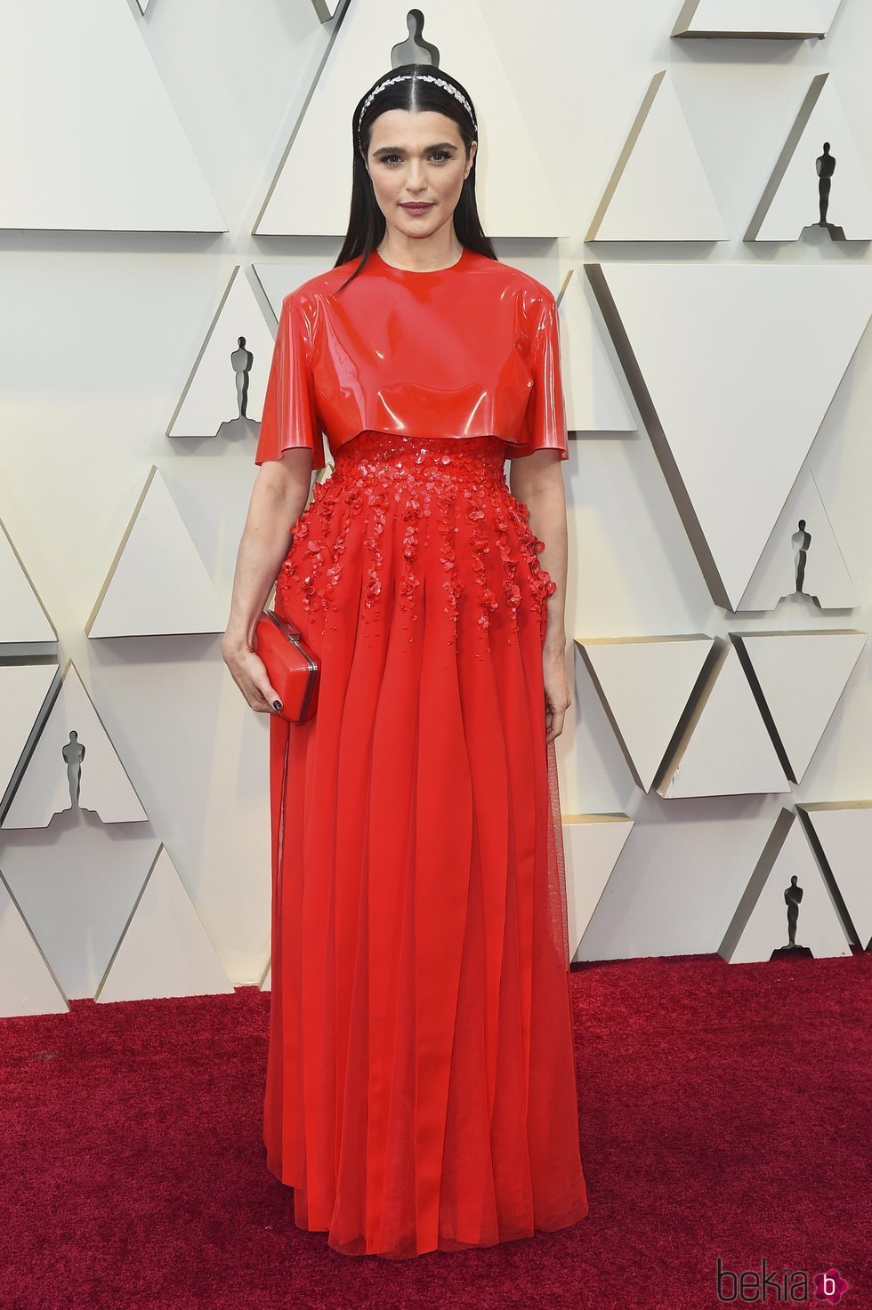 Reichel Weisz con un vestido futurista de Givenchy en la alfombra roja de los Premios Oscar 2019