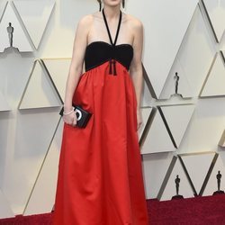 Zoey Descahel con un vestido negro y rojo en la alfombra roja de los Premios Oscar 2019