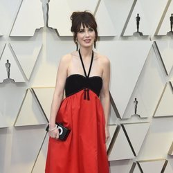 Zoey Descahel con un vestido negro y rojo en la alfombra roja de los Premios Oscar 2019