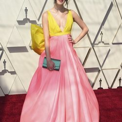 Laura Marano con un vestido color block en la alfombra roja de los Premios Oscar 2019