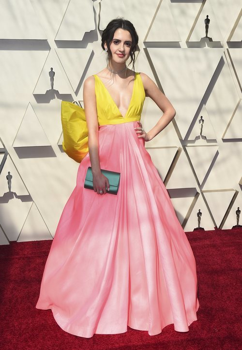 Laura Marano con un vestido color block en la alfombra roja de los Premios Oscar 2019