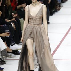 Modelo con un vestido de tul del desfile de Dior fall/winter 2019/2020