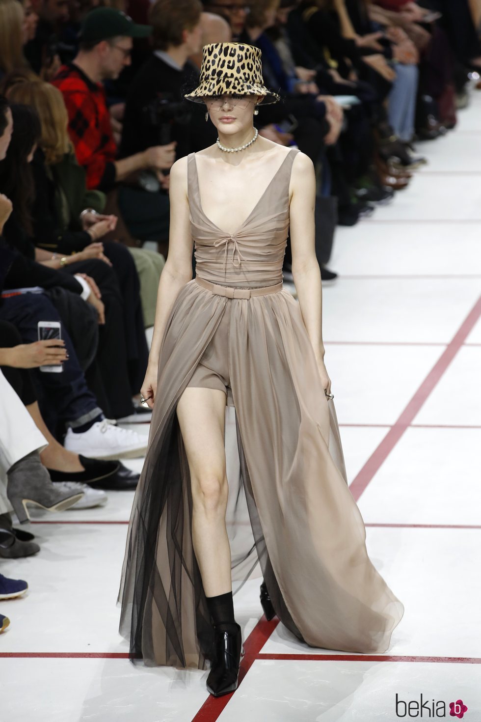Modelo con un vestido de tul del desfile de Dior fall/winter 2019/2020