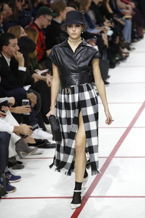 Modelo con un vestido de cuadros del desfile de Dior fall/winter 2019/2020