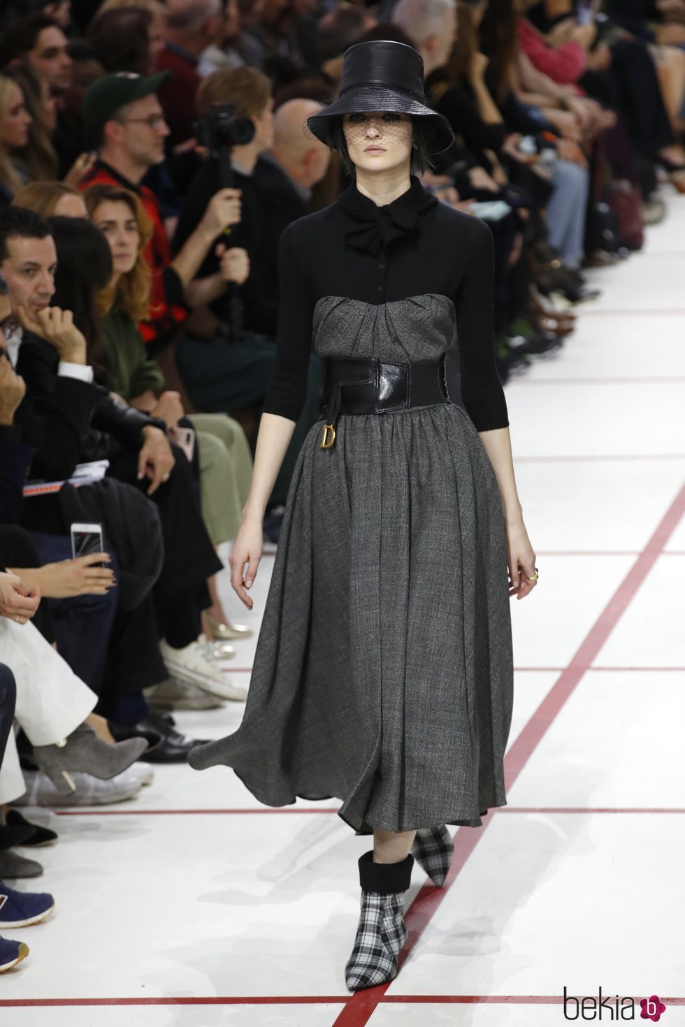 Vestido negro y gris del desfile de Dior fall/winter 2019/2020