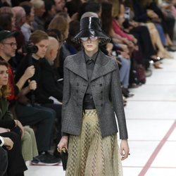 Modelo con un conjunto de falda del desfile de Dior fall/winter 2019/2020