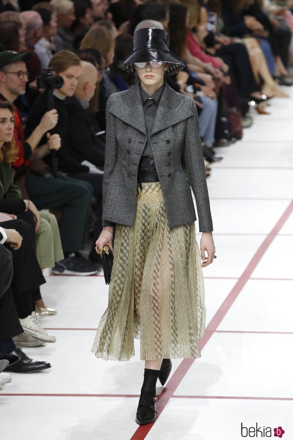 Modelo con un conjunto de falda del desfile de Dior fall/winter 2019/2020