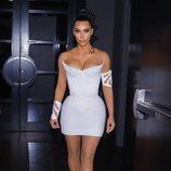 Kim Kardashian con un vestido corto blanco