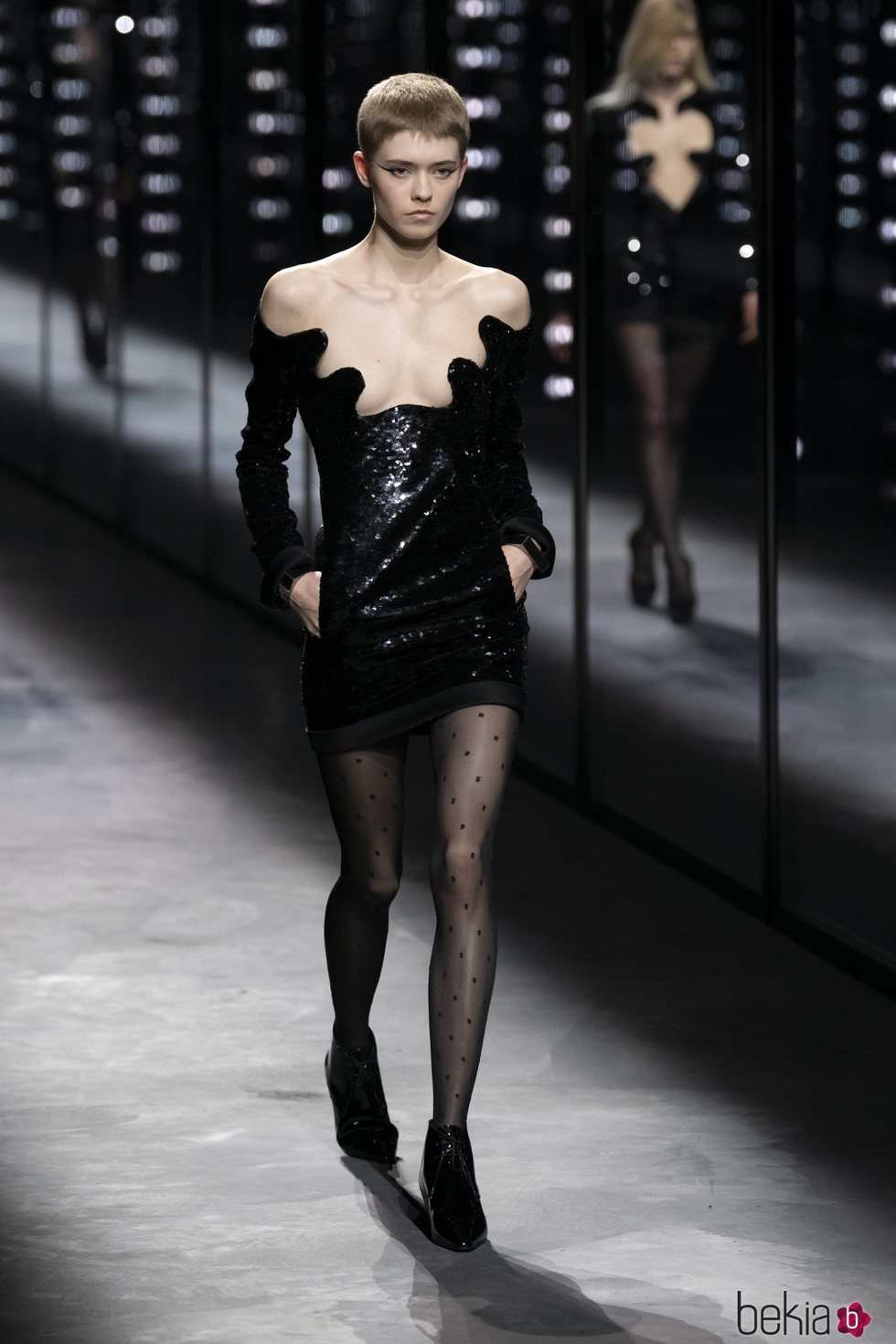 Modelo luciendo un vestido de Saint Laurent fall/winter 2019/2020 en París