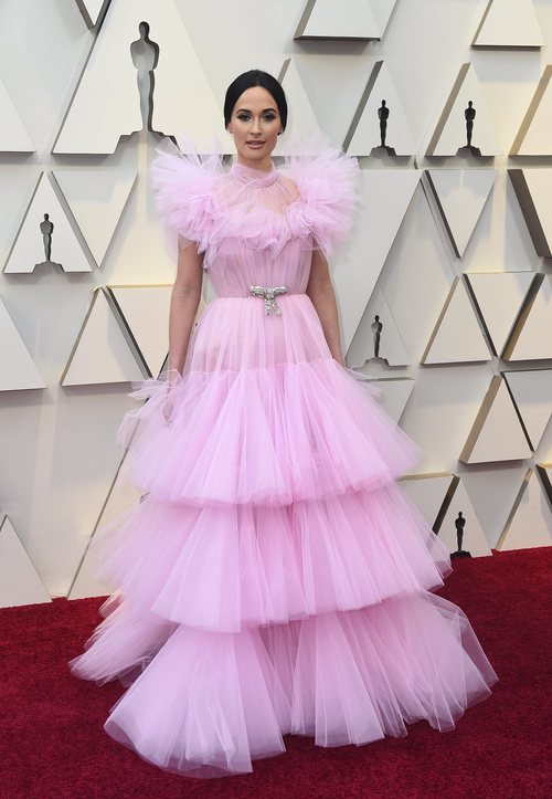 Kacey Musgraves de rosa pomposo en los Premios Oscar 2019