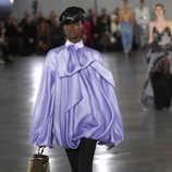 Modelo luciendo un vestido lila de la colección otoño/invierno 2019/2020 de Balmain en París