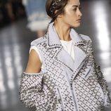 Modelo luciendo un look blanco de la colección otoño/invierno 2019/2020 de Balmain en París
