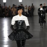 Modelo luciendo vestido charol de la colección otoño/invierno 2019/2020 de Balmain en París