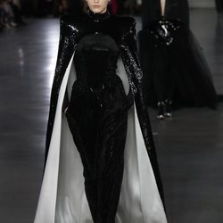 Modelo luciendo un vestido capa de la colección otoño/invierno 2019/2020 de Balmain en París