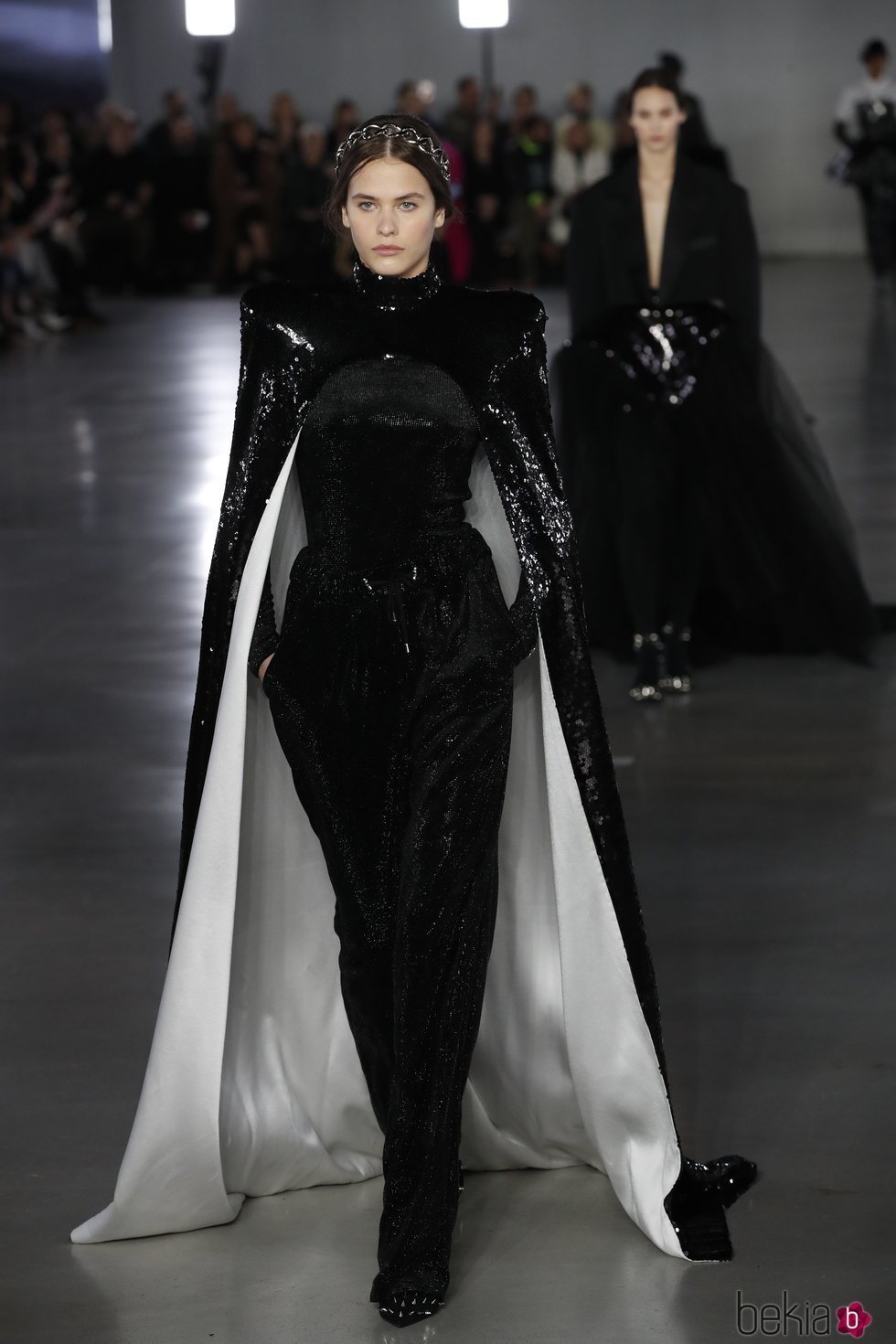 Modelo luciendo un vestido capa de la colección otoño/invierno 2019/2020 de Balmain en París