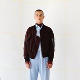 Modelo luciendo una chaqueta marrón  de la nueva colección de otoño/invierno 2019 de la firma Davidelfín