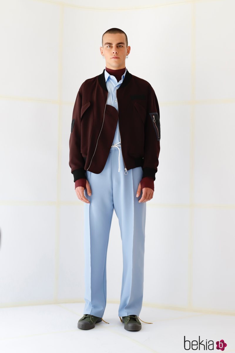 Modelo luciendo una chaqueta marrón  de la nueva colección de otoño/invierno 2019 de la firma Davidelfín
