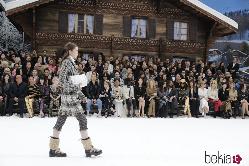 Modelo con un conjunto de Chanel en el desfile de la colección otoño/invierno 2019/2020