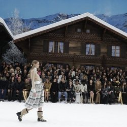 Modelo con una falda de Chanel en el desfile de la coleción otoño/invierno 2019/2020