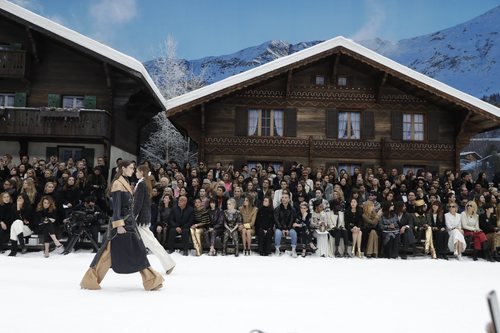 Modelos desfilando con prendas de la colección otoño/invierno 2019/2020 de Chanel en París