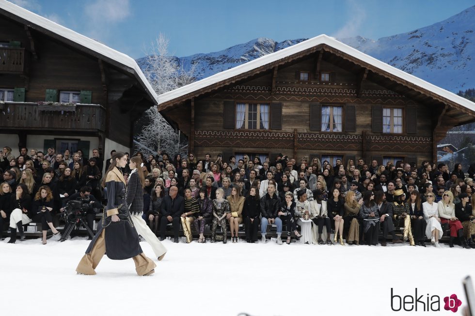 Modelos desfilando con prendas de la colección otoño/invierno 2019/2020 de Chanel en París