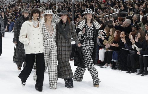 Cara Delevigne desfilando para Chanel para la colección otoño/invierno 2019/2020 en París